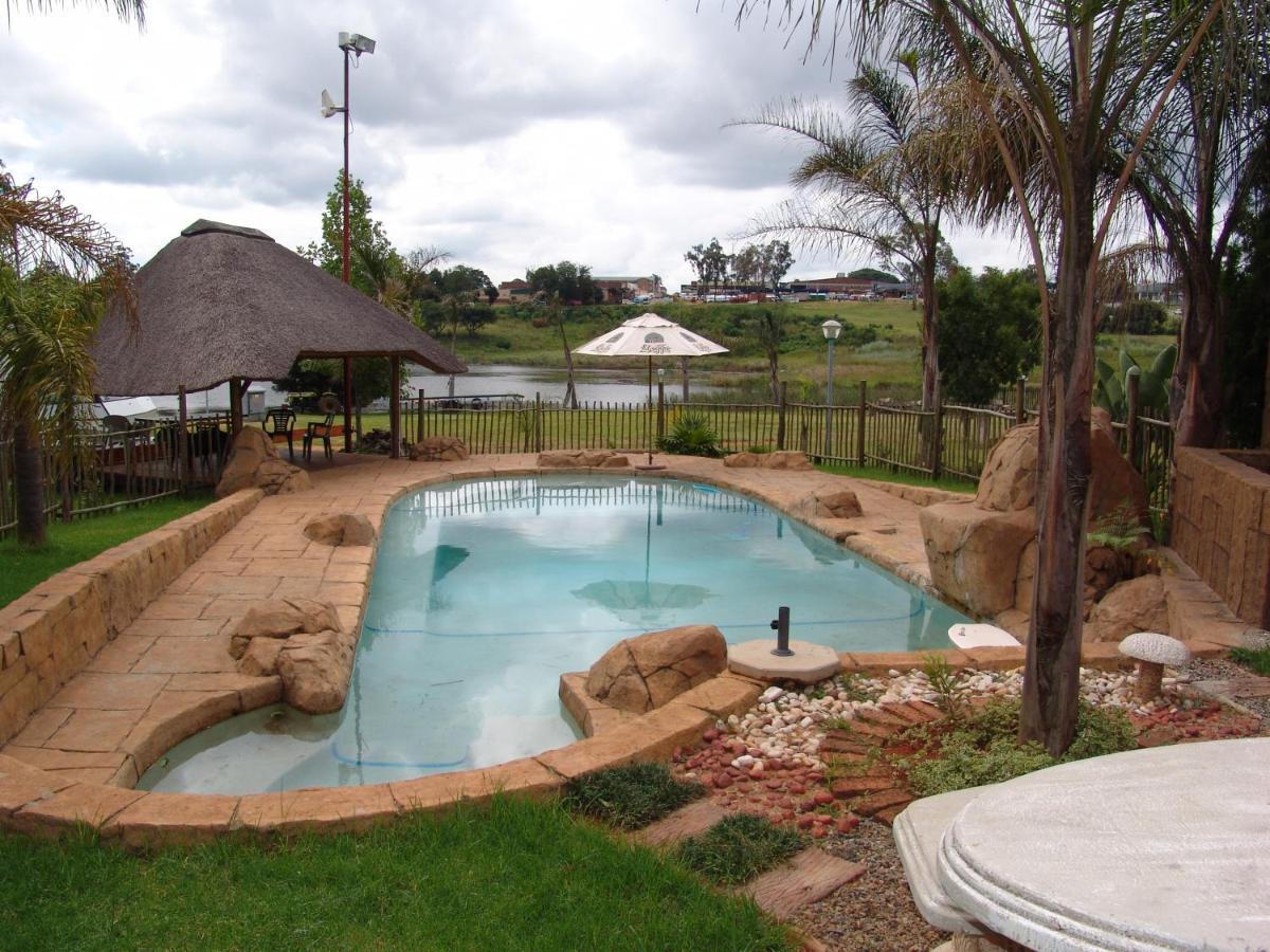 Waterside Lodge Cc Piet Retief Exteriör bild